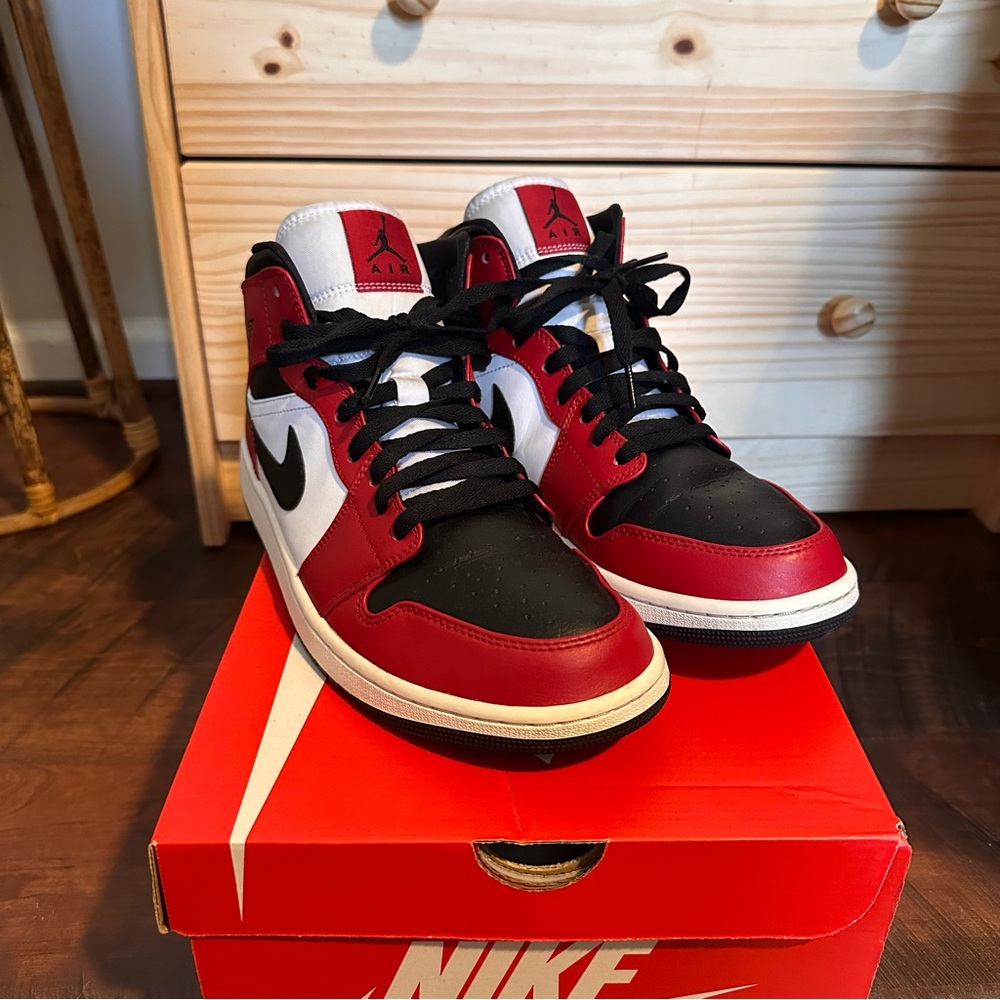 Jordan 1 Mid Chicago Black Toe 2020 Size 10.5